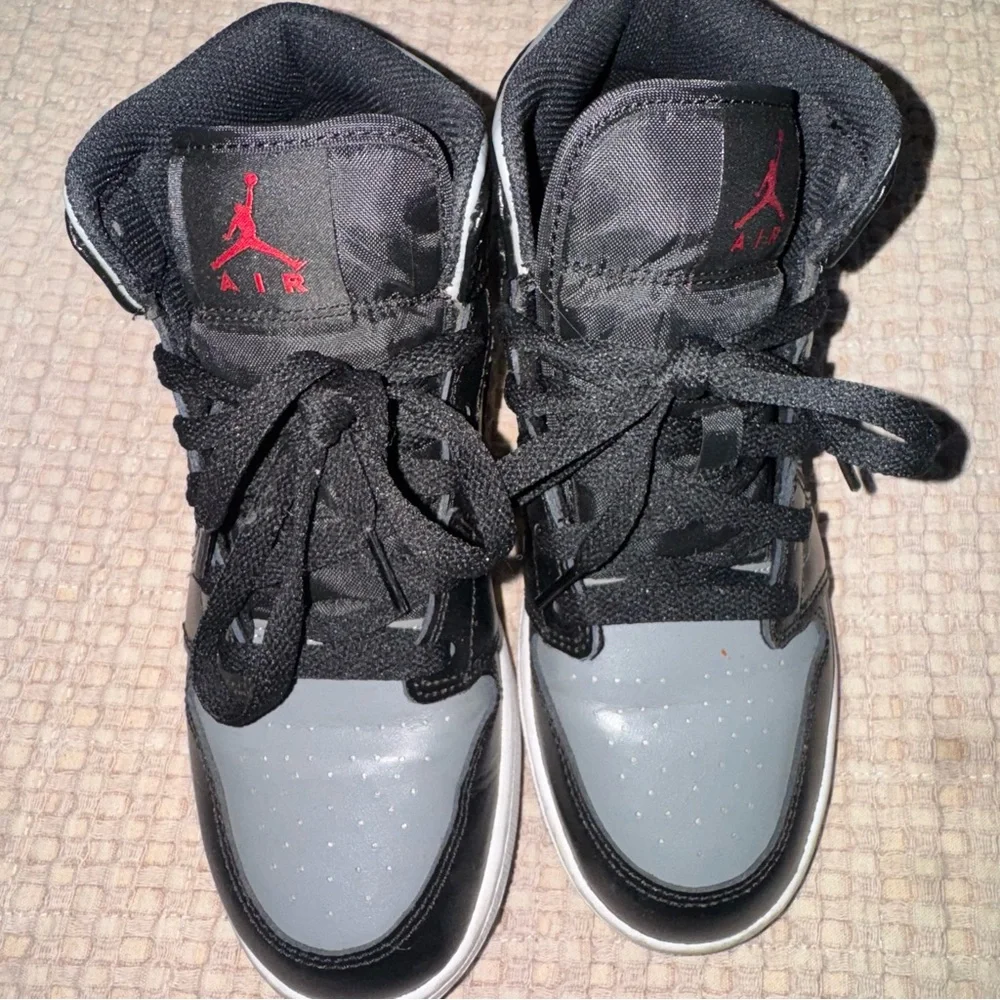 Air Jordan 1 Mid (GS) Size 5Y Nike Athletic Shoes‎ Black Grey Shadow